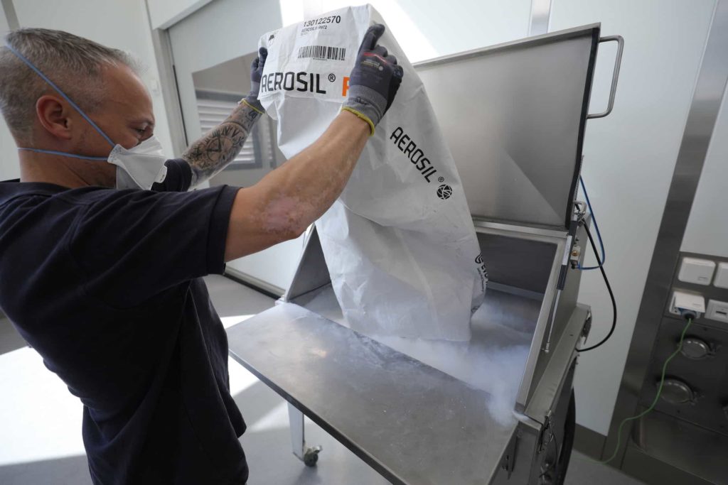 RNT 180 with dust hood: emptying a dusty product from a bag