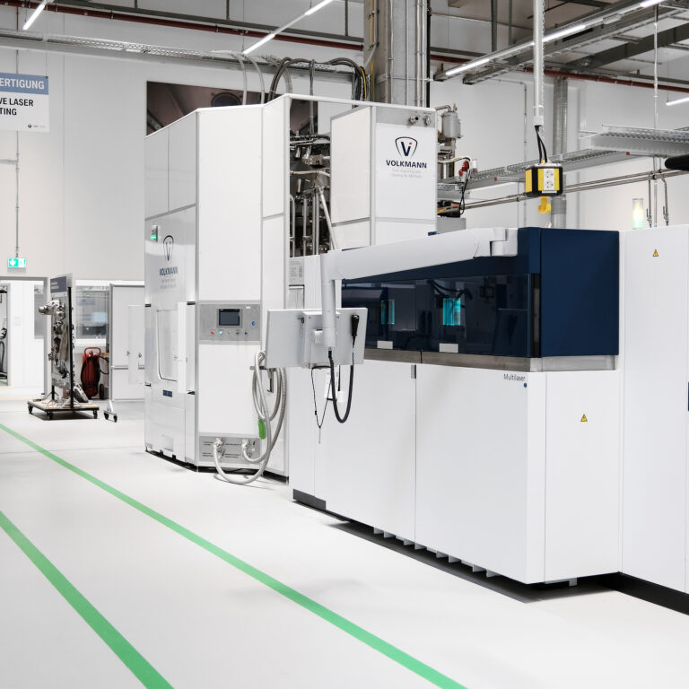 Volkmann centrale poederherwinnings- en opwerkingseenheid (links) naast een TRUMPF TruPrint5000 3D-printer (rechts) op de BMW Group Additive Manufacturing Campus (met dank aan Metal AM / Inovar Communications Ltd)