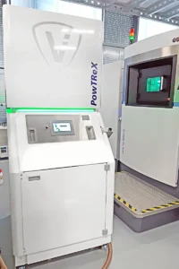 Ein PowTReX-System für die Rückgewinnung von Metallpulver neben einem EOS M 290 Metall-AM-Drucker.