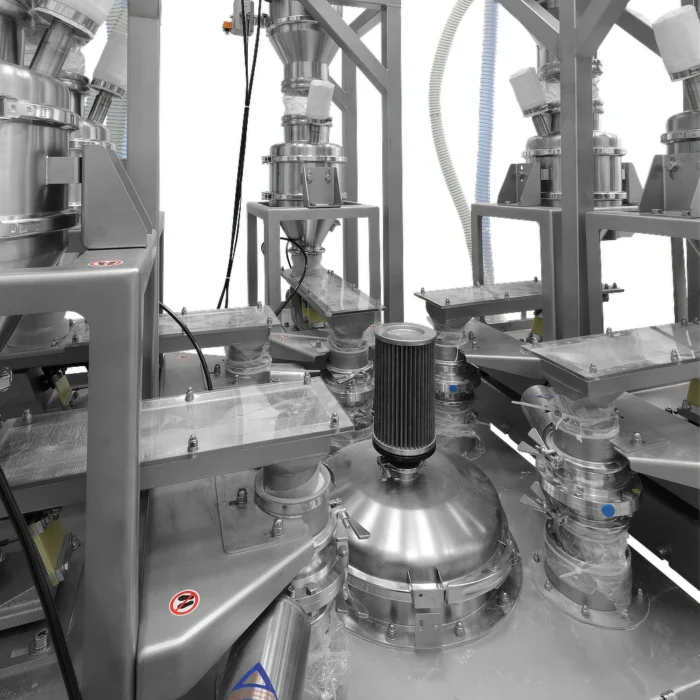 Tour de transport et de dosage : alimentation de la poudre par transport sous vide. Tamponnage et dosage au poids près de la poudre dans la station suivante.