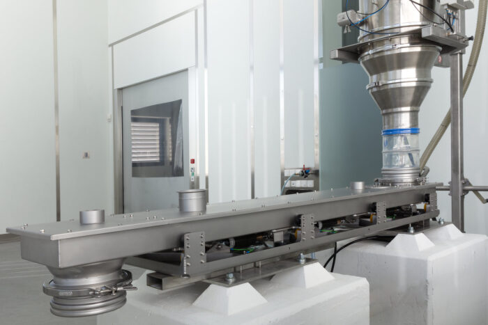 Lineare Vibrationsförderrinne im XXL-Format für den stetigen Produkteintrag bei großen Fördervolumina.