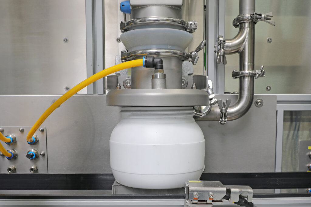 Filling a CurTec container (screw top drum) with metal powder. At the same time, protective gas is injected. In addition, metal powder dust escaping over the edge of the container is extracted.