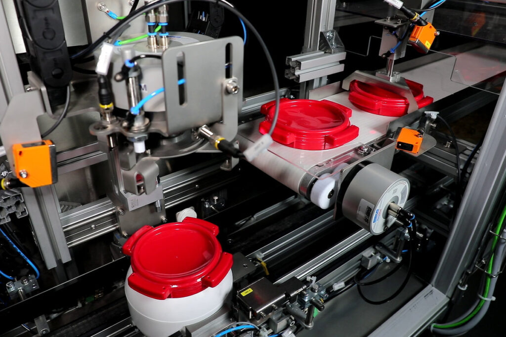 In the capping station of the filling machine, the screw caps are screwed on with an adjustable torque.