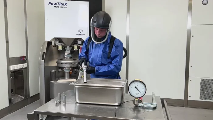 Neue Sauglanze zum Absaugen von Metallpulver im 3D-Druck (Metal AM) zum Auspacken des Baujobs aus dem Pulverbett. Die Sauglanze ist als eine Option für das PowTReX-System verfügbar. Der Bediener stellt die Sekundärluft (Falschluft) über ein Ventil ein. Die neue Sauglanze macht das Absaugen von Metallpulver für den Bediener einfacher und komfortabler.