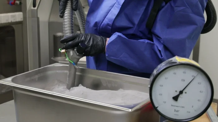 Neue Sauglanze zum Absaugen von Metallpulver im 3D-Druck (Metal AM) zum Auspacken des Baujobs aus dem Pulverbett. Die Sauglanze ist als eine Option für das PowTReX-System verfügbar. Der Bediener stellt die Sekundärluft (Falschluft) über ein Ventil ein. Die neue Sauglanze macht das Absaugen von Metallpulver für den Bediener einfacher und komfortabler.