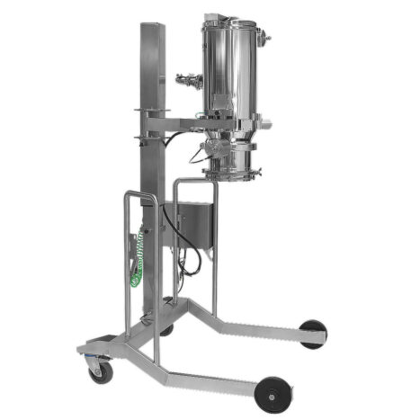 Mobiele hefwagen met pneumatische hoogteverstelling. Via een scharnier kan de arm naar rechts worden gedraaid. Vacuümtransport uit de PPC-serie met schijfklep bij de productuitvoer. De afbeelding toont het vacuümtransport in de hoogste stand.