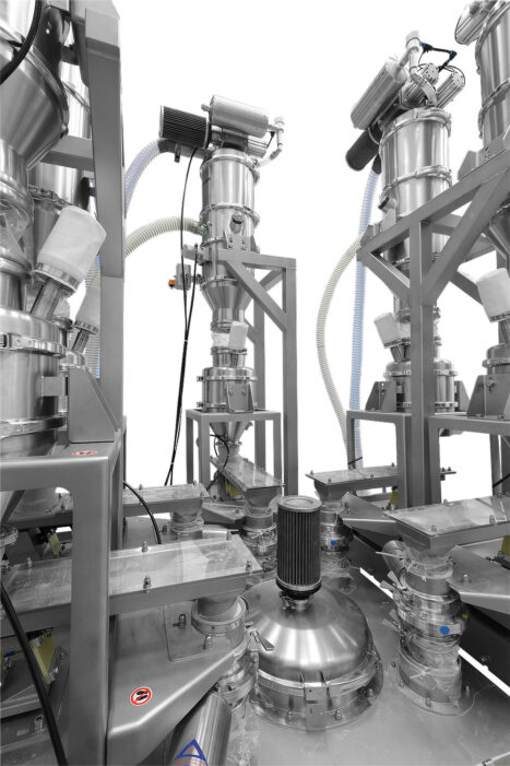 Fünf Förder- und Dosierstationen versorgen einen Mischer mit den Bestandteilen einer Rezeptur. Jede Station verwiegt und dosiert die Rezepturkomponente in den Mischer. Über die Vakuumförderung wird das Pulver bzw. Schüttgut per Rohrleitung von einer Aufgabestation zur Station transportiert.