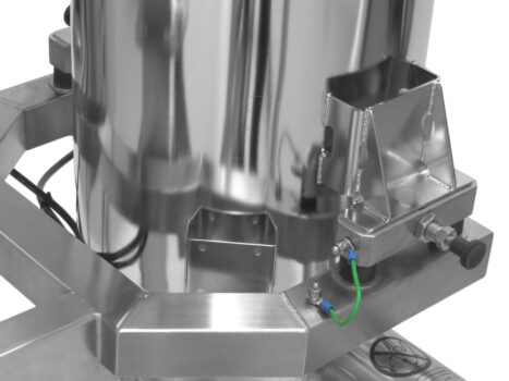 Bevestiging van een vacuümtransporteur met behulp van een snelwisselsysteem aan de vorkhouder van een hefkolom.