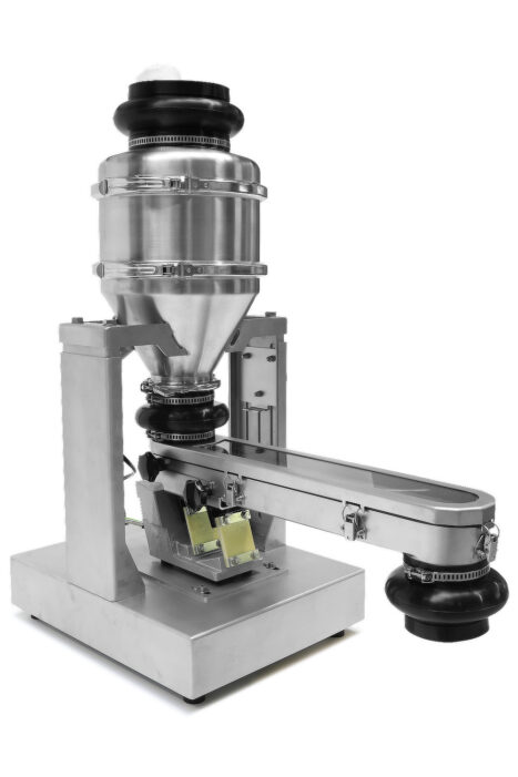 Vibrationsdosierer VFD 100 mit einem Pufferbehälter und einem linearen Vibrationsförderer mit einer geschlossenen Dosierrinne. Permanente Verwiegung des Nettogewichts durch Wägezellen. Gewichtsgenaue Dosierung von Pulver, Granulaten und sonstigen Schüttgütern in einen nachfolgenden Produktionsprozess. Möglichkeit zur Kombination mit einer Vakuumförderung.